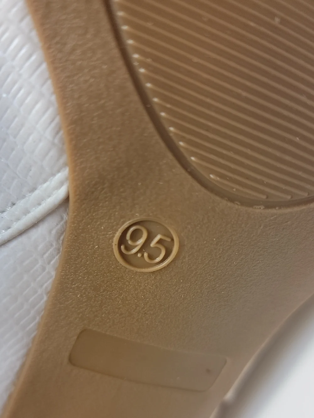 JOURNEE COLLECTION -NEW IN BOX- WHITE LIZARD EMBOSSED BOOTIE Sz 9.5